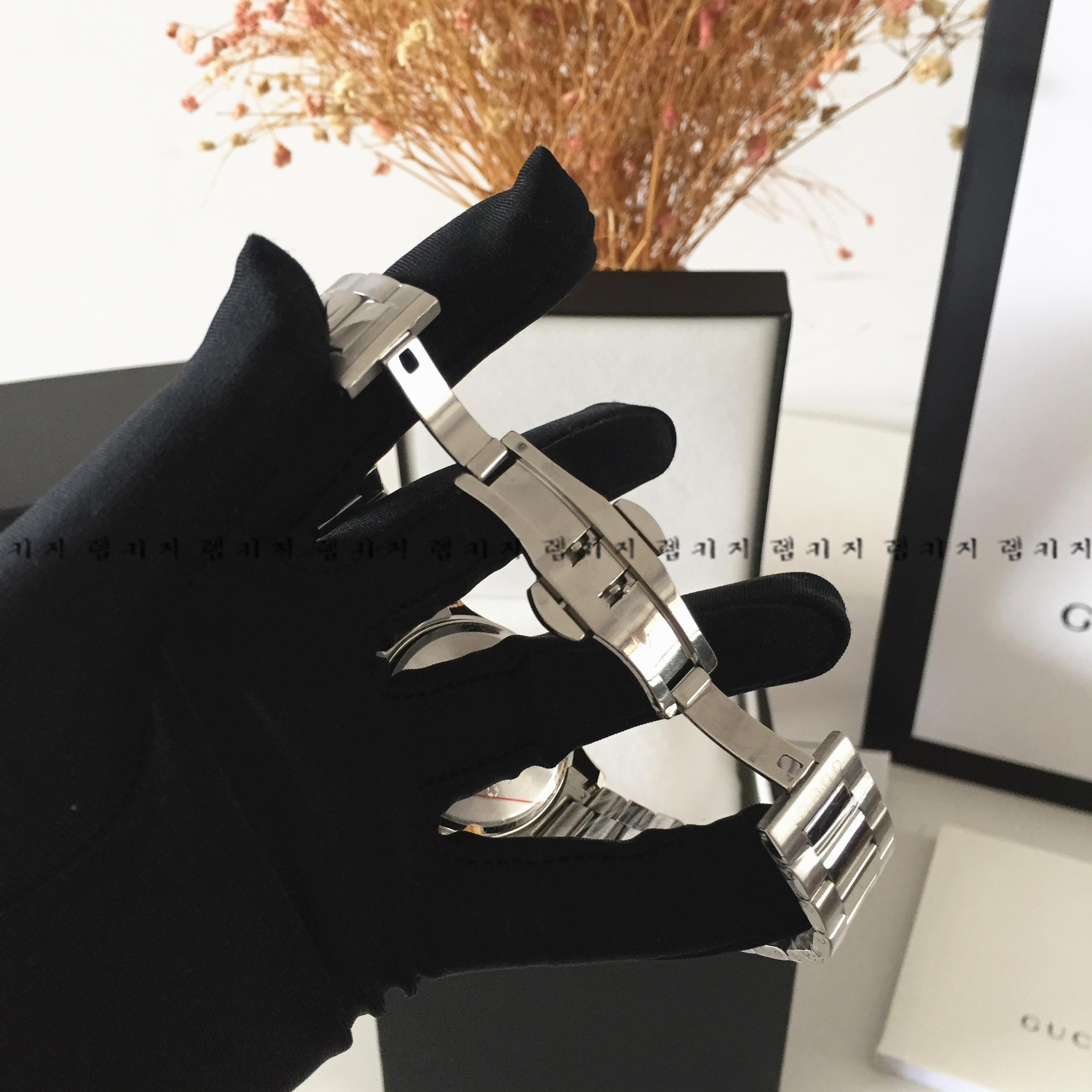 구찌 G 타임리스 킹 스네이크 은장 메탈시계